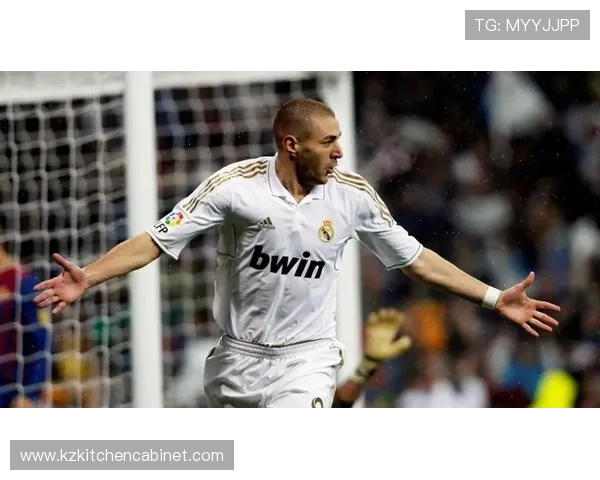 本泽马从二前锋到单箭头的战术角色演变解析