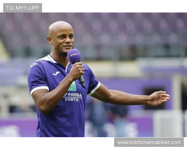 孔帕尼退役后住城堡，每天五点起床遛狗顺便看财报